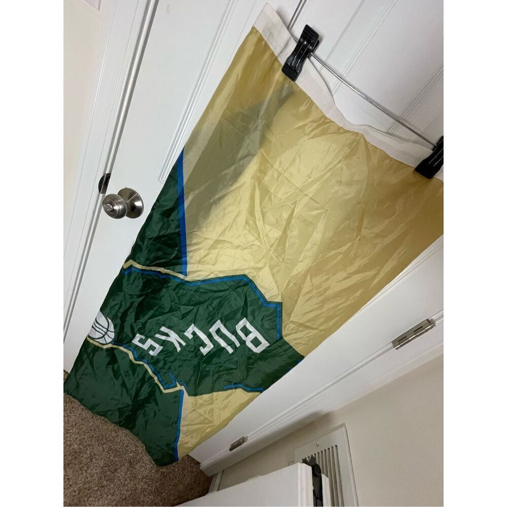 Milwaukee Bucks garden pole flag 28 X 49